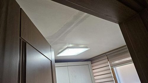 누수탐지 건조기와 습도계를 이용해 벽체 내부 수분을 측정하는 모습