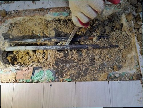 시흥 누수탐지 벽면 얼룩과 배관 주변을 확인하는 누수 점검 장면