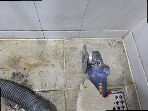 마포구 누수탐지 벽과 바닥의 물 얼룩 및 주변 마감 상태를 살피는 현장 점검