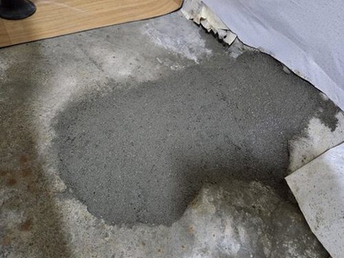 마포구 누수탐지 보수 후 거실 바닥 주변의 건조 상태와 변화 여부를 확인하는 장면