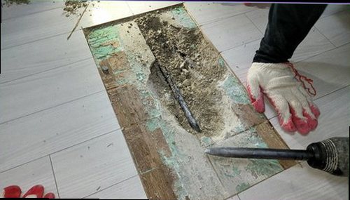 안성 누수탐지 욕실 천장에 나타난 물방울과 변색 흔적을 확인하는 모습