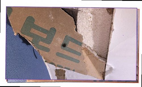 여주 누수탐지 누수 원인 확인 후 벽면 상태와 건조 여부를 점검하는 모습