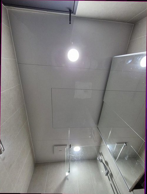 오산 누수탐지 싱크대 하부와 주변 바닥의 누수 흔적을 확인하는 모습