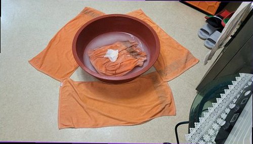 의왕 누수탐지 배관 주변과 벽면 상태를 비교하며 누수 원인을 설명하는 장면