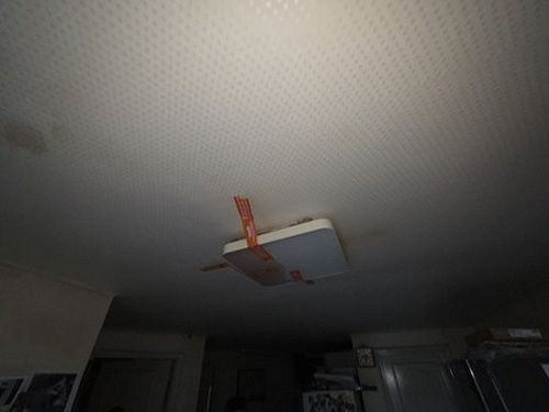 누수탐지 아래층 천장 얼룩의 위치와 번짐 방향을 기록하는 점검 장면