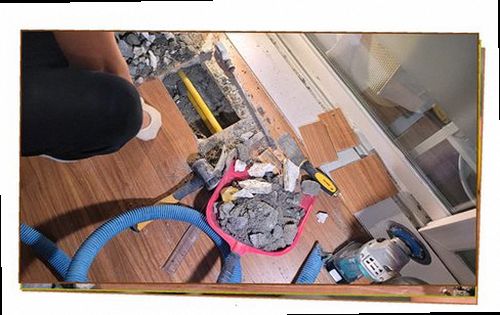 누수탐지 접합부 보강 후 천장과 창호 주변 상태를 재확인하는 모습