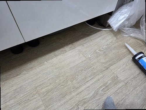 서초구 누수탐지 천장 모서리에 번진 물자국과 주변 상태를 확인하는 모습