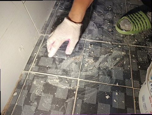하남 누수탐지 벽면에 번진 물자국과 들뜬 도배 상태를 확인하는 모습