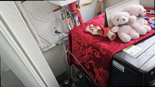 누수탐지 벽면 얼룩과 계량기를 함께 살펴보는 점검 장면