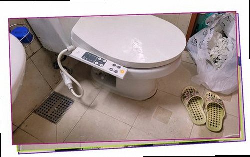남양주 누수탐지 싱크대 하부장 안쪽의 물기와 배관 연결부 점검 모습