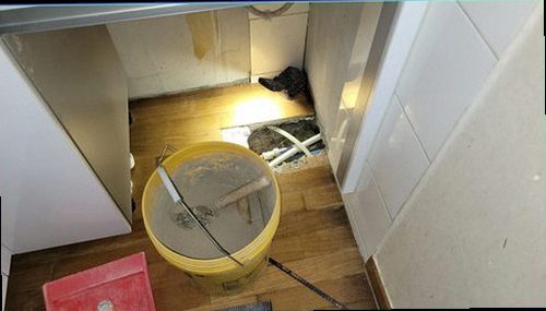 의정부 누수탐지 보일러실 주변 배관과 바닥 상태를 확인하는 현장 모습