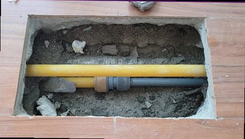 덕양구 누수탐지 베란다 벽면에 번진 습기와 변색 흔적