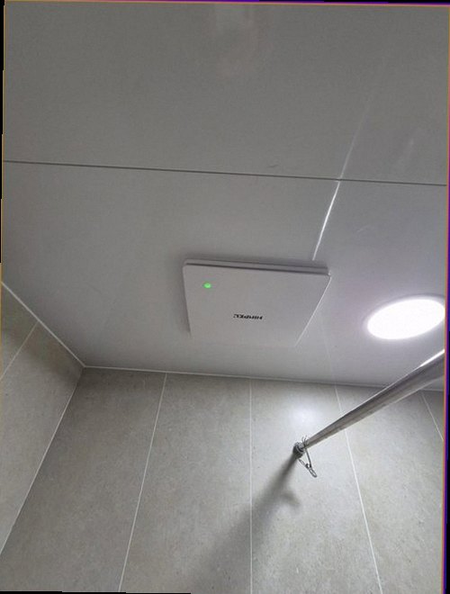 오정구 누수탐지 욕실 바닥과 문턱 주변의 누수 흔적을 확인하는 현장