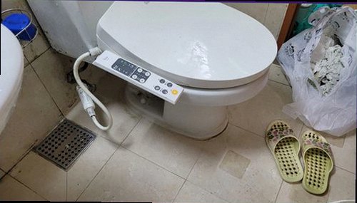 오정구 누수탐지 누수 보수 후 배관 연결부와 주변 상태를 점검하는 장면