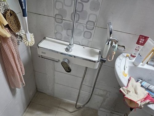 누수탐지 천장 얼룩과 벽지 들뜸을 확인하는 화장실 점검 장면