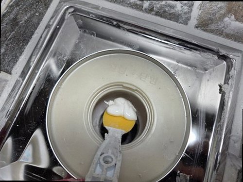 누수탐지 싱크대 하부장 배관 점검 장면