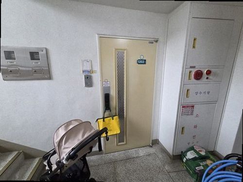 성동구 누수탐지 천장 얼룩과 벽지 들뜸을 확인하며 누수 흔적을 살피는 모습