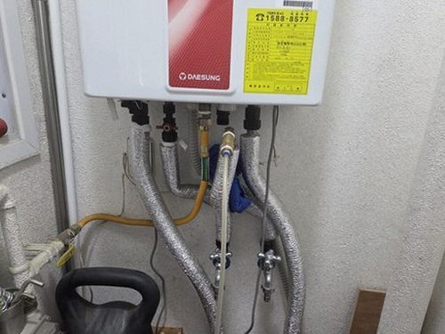 성동구 누수탐지 보수 후 배관과 주변 바닥 상태를 확인하는 모습