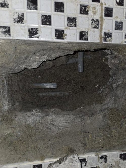 누수탐지 연결부 교체 후 밀봉 상태를 확인하는 작업자의 손