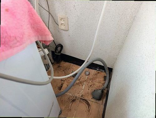 영통구 누수탐지 싱크대 하부와 벽면의 물기 위치를 확인하는 모습