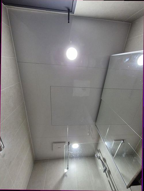 영통구 누수탐지 천장과 벽면에 나타난 누수 흔적을 확인하는 모습