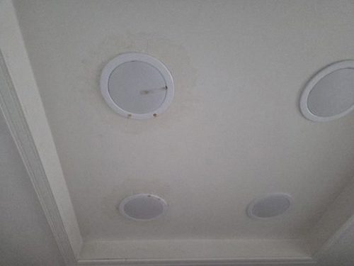 누수탐지 처치 후 얼룩이 마르고 경계가 줄어든 천장