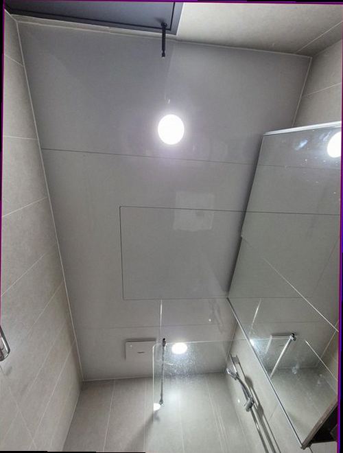단원구 누수탐지 싱크대 하부 배관과 물기 흔적을 확인하는 모습