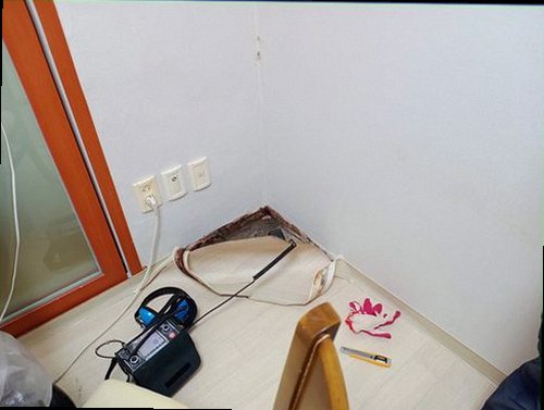 상록구 누수탐지 거실 벽 하단에 번진 얼룩과 들뜬 몰딩을 확인하는 현장