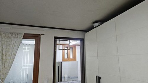 누수탐지 벽체 내부 누수 점검 장비를 살펴보는 모습