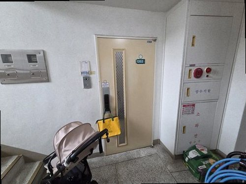 성북구 누수탐지 벽과 천장에 나타난 누수 흔적을 확인하는 모습