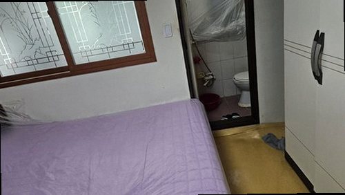 성북구 누수탐지 안방 벽지에 생긴 물기와 얼룩의 위치를 확인하는 모습