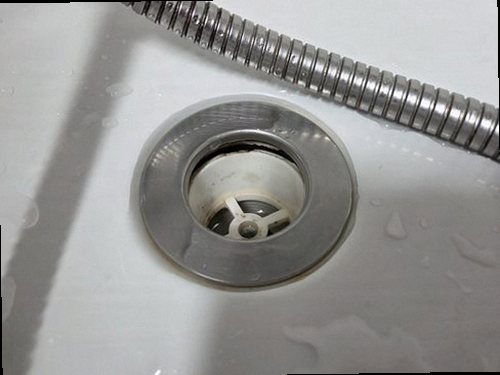 누수탐지 교체된 배관 접합부와 정리된 싱크대 하부 공간