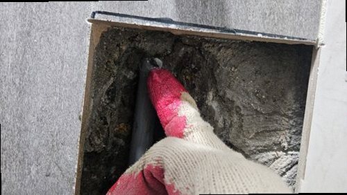 성북구 누수탐지 천장 얼룩과 벽지 들뜸 등 누수 의심 흔적을 확인하는 모습