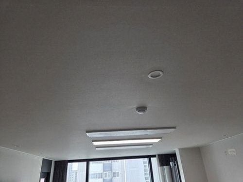 누수탐지 천장 얼룩 부위와 배관 경로를 확인하는 점검 장면