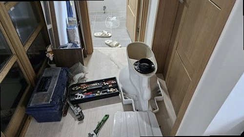 누수탐지 천장 얼룩 부위를 표시하고 배관 점검 위치를 확인하는 장면