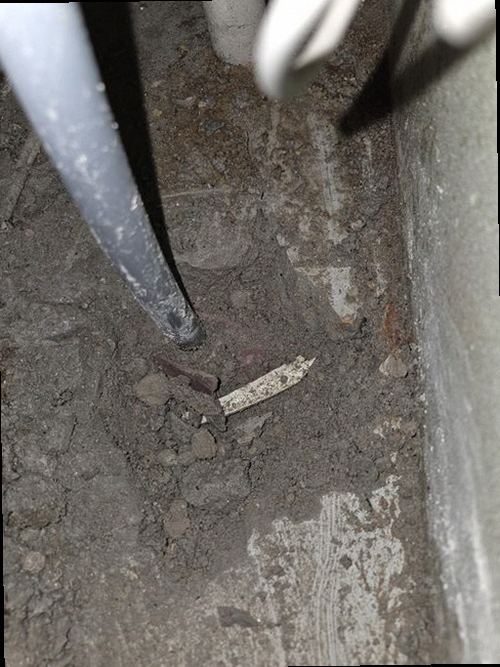 송파구 누수탐지 천장 얼룩과 바닥 가장자리의 습기 흔적을 확인하는 점검 장면