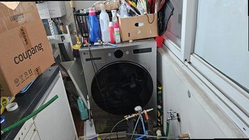 송파구 누수탐지 베란다 천장에 생긴 작은 얼룩과 물방울의 위치를 비교해 기록하는 모습