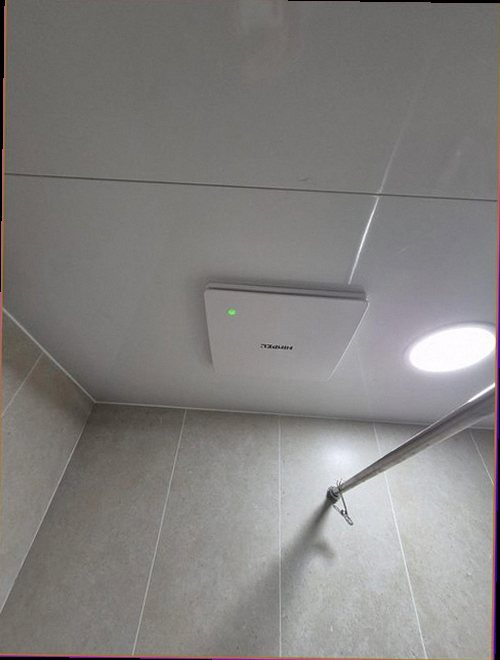 부평구 누수탐지 욕실 바닥과 벽면의 누수 흔적을 확인하는 모습