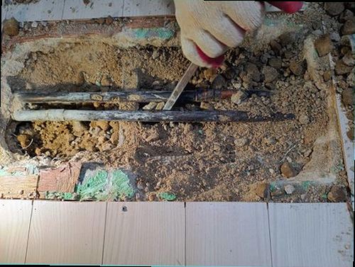 제물포구 누수탐지 누수 보수 후 천장 건조 상태를 점검하는 장면
