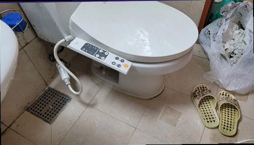 영종구 누수탐지 배관 방향을 추적하며 수압과 습도 변화를 기록하는 모습