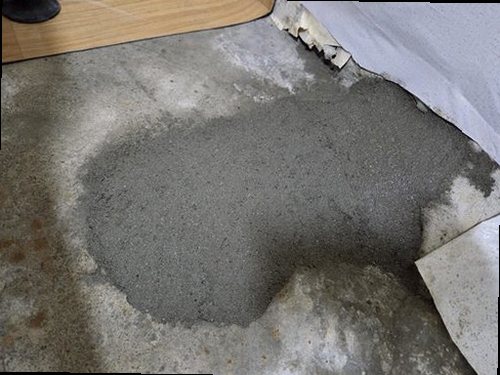 양천구 누수탐지 천장 얼룩의 범위와 표면 상태를 확인하는 모습