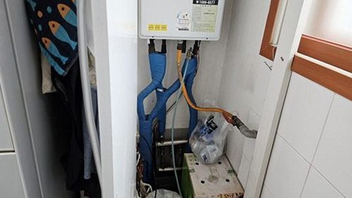 누수탐지 욕실 배관 연결부 점검 장면