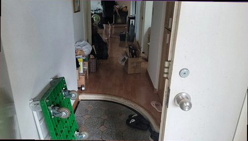 천안시 서북구 누수탐지 천장 얼룩과 벽지 들뜸이 나타난 실내 점검 전 모습