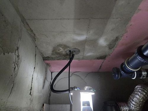 누수탐지 벽면 얼룩 위치를 기록하는 점검 메모와 사진 비교 예시