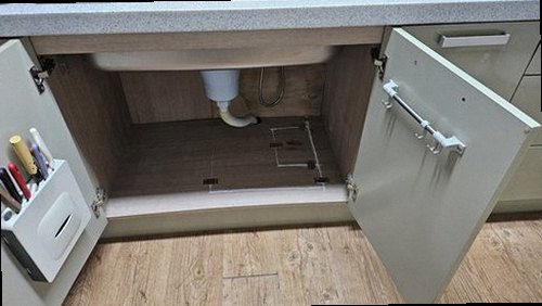누수탐지 싱크대 하부장 내부 배관 연결부 점검 장면
