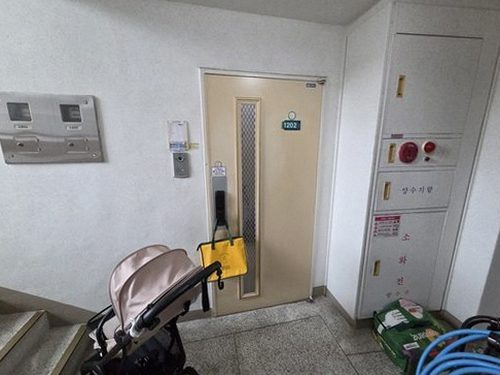 용산구 누수탐지 보수 후 건조 상태와 마감 부위를 확인하는 모습