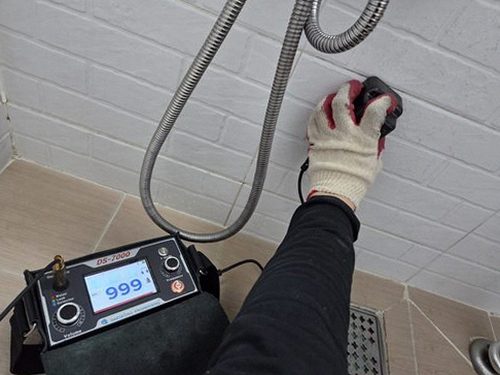 용산구 누수탐지 보수 후 욕실 바닥과 인접 공간의 상태를 다시 확인하는 장면