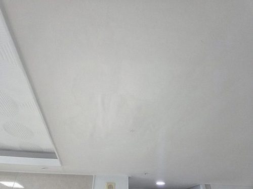 용산구 누수탐지 벽면 수분 측정 결과와 점검 구간을 확인하는 모습