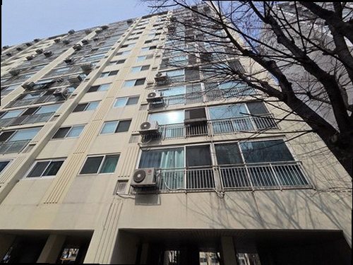 도봉구 누수탐지 벽면 얼룩과 주변 배관 위치를 함께 확인하는 모습