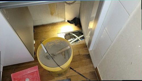 성북구 누수탐지 난방 배관 주변과 바닥 상태를 확인하는 현장 점검 모습